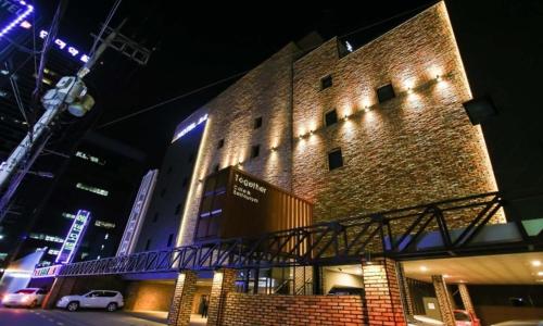المنظر الخارجي, فندق 2,4 (Hotel 2.4) in سونغبا المنظر الخارجي, فندق 2,4 (Hotel 2.4) in سونغبا
