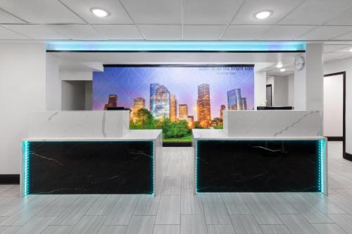 Hành lang, La Quinta Inn & Suites by Wyndham Houston Bush IAH South in Houston (TX) Hành lang, La Quinta Inn & Suites by Wyndham Houston Bush IAH South in Houston (TX)