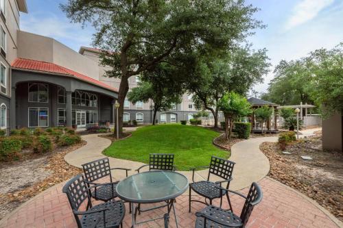 Cảnh quan, La Quinta Inn & Suites by Wyndham Houston Bush IAH South in Houston (TX) Cảnh quan, La Quinta Inn & Suites by Wyndham Houston Bush IAH South in Houston (TX)