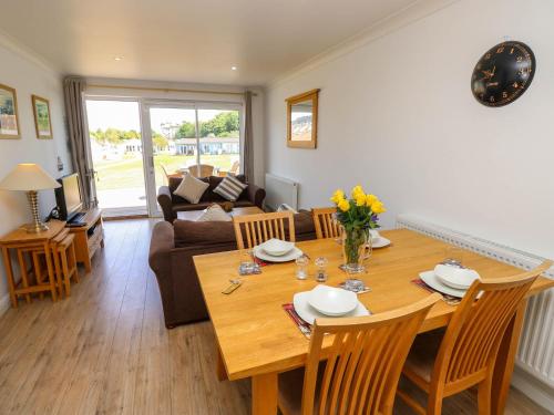 Exterior view, Cape 12, in Freshwater North Exterior view, Cape 12, in Freshwater North