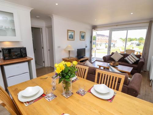 Exterior view, Cape 12, in Freshwater North Exterior view, Cape 12, in Freshwater North