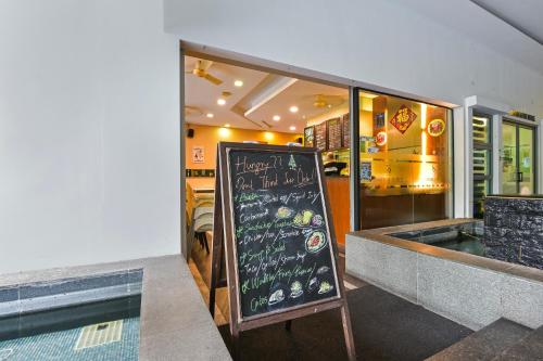 레스토랑, 선데이 호텔 페트로나스 트윈 타워 근처 구 수아사나 스위트 (Sunday Hotel Near Petronas Twin Tower Formerly Suasana Suites) in 쿠알라룸푸르 레스토랑, 선데이 호텔 페트로나스 트윈 타워 근처 구 수아사나 스위트 (Sunday Hotel Near Petronas Twin Tower Formerly Suasana Suites) in 쿠알라룸푸르