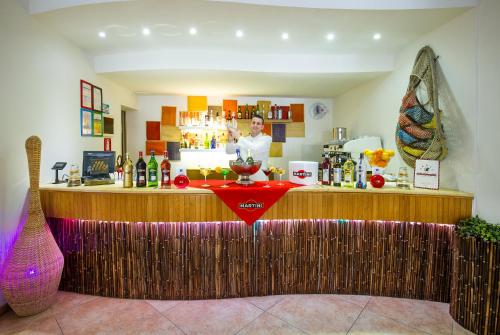 Bar/ Salón, Joli Park Hotel - Caroli Hotels in Gallipoli Bar/ Salón, Joli Park Hotel - Caroli Hotels in Gallipoli