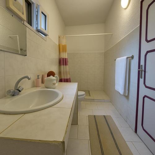 衛浴, Seaside Family Villa 2-3 mins walk from the pristine Saly beach! in 姆布爾 衛浴, Seaside Family Villa 2-3 mins walk from the pristine Saly beach! in 姆布爾