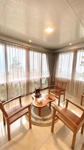 De Pointé Resort & Resto near Mount Puncak (Gunung Mas Tea Hills) De Pointé Resort & Resto near Mount Puncak (Gunung Mas Tea Hills)
