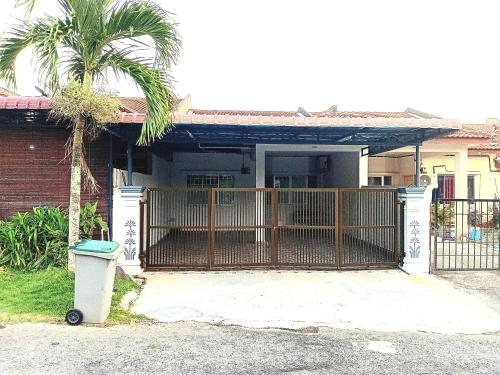 Dom (130 m²) w okolicy Jasin z 3 sypialnią/ami i 2 łazienką/ami (Homestay Nafisah Taman Jasin Height - 3 bedrooms) in Jasin Dom (130 m²) w okolicy Jasin z 3 sypialnią/ami i 2 łazienką/ami (Homestay Nafisah Taman Jasin Height - 3 bedrooms) in Jasin