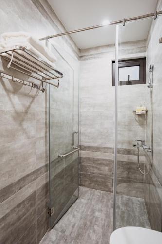 Dutxa, Casa de m2 amb 1 habitació i 1 bany privat a Altres (The Eastern Hotel & Apartment) in Haiphong Dutxa, Casa de m2 amb 1 habitació i 1 bany privat a Altres (The Eastern Hotel & Apartment) in Haiphong