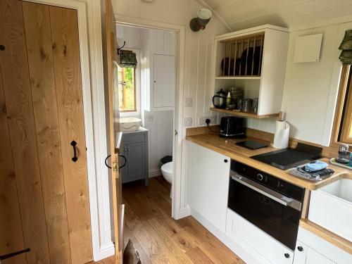 кухня, Owls Nest - Shepherds Hut Alfriston in Олфрістон кухня, Owls Nest - Shepherds Hut Alfriston in Олфрістон