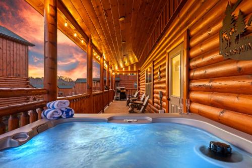 온수 욕조, Sasquatch Splash Premier Private Pool Cabin with Hot Tub, Mtn Views, Arcade Games, Excellent Locatio in 기타 온수 욕조, Sasquatch Splash Premier Private Pool Cabin with Hot Tub, Mtn Views, Arcade Games, Excellent Locatio in 기타