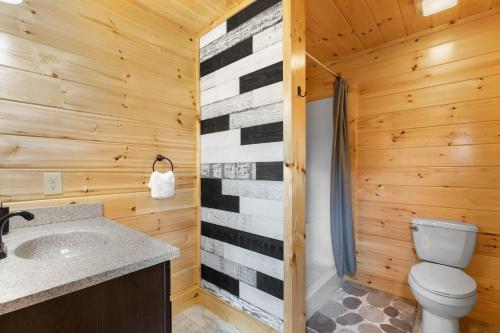화장실, Sasquatch Splash Premier Private Pool Cabin with Hot Tub, Mtn Views, Arcade Games, Excellent Locatio in 기타 화장실, Sasquatch Splash Premier Private Pool Cabin with Hot Tub, Mtn Views, Arcade Games, Excellent Locatio in 기타
