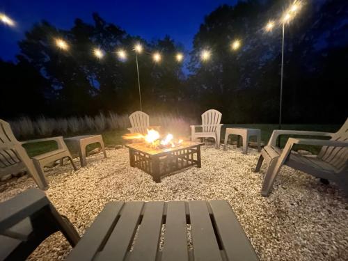 Grassy Meadow Getaway - HOT TUB! in Summersville Grassy Meadow Getaway - HOT TUB! in Summersville