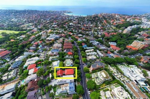 Designer 3BR Flat Close to Bondi in Bellevue Hill Designer 3BR Flat Close to Bondi in Bellevue Hill