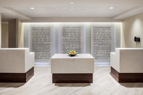 Előcsarnok, Fullerton Marriott at California State University in Fullerton (Kalifornia) Előcsarnok, Fullerton Marriott at California State University in Fullerton (Kalifornia)