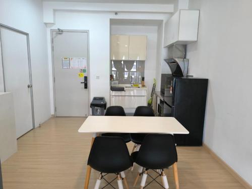 Kitchen, D' Sara Sentral Suites by Manhattan Group in Sungai Buloh Kitchen, D' Sara Sentral Suites by Manhattan Group in Sungai Buloh