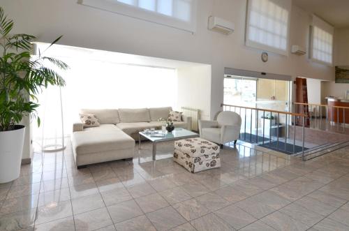 Lobi, Hotel Neboder in Rijeka Lobi, Hotel Neboder in Rijeka