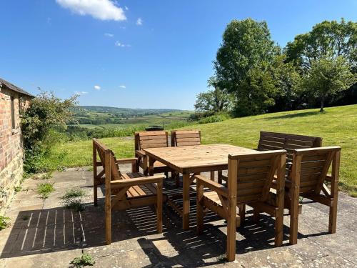 Luxury 4 Bed Farmhouse on Rewilding Estate in بيمينيستر Luxury 4 Bed Farmhouse on Rewilding Estate in بيمينيستر