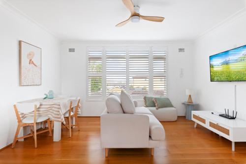 Bright 2-Bed Flat with Balcony in Vaucluse in Watsons Bay Bright 2-Bed Flat with Balcony in Vaucluse in Watsons Bay