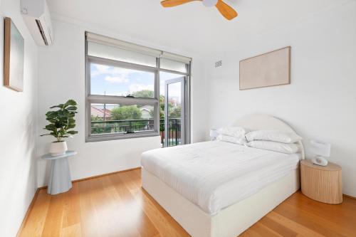 Bright 2-Bed Flat with Balcony in Vaucluse in Watsons Bay Bright 2-Bed Flat with Balcony in Vaucluse in Watsons Bay