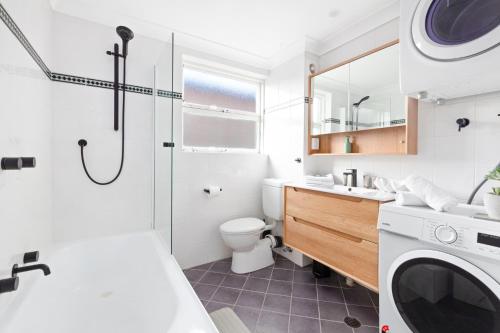 Bright 2-Bed Flat with Balcony in Vaucluse in Watsons Bay Bright 2-Bed Flat with Balcony in Vaucluse in Watsons Bay