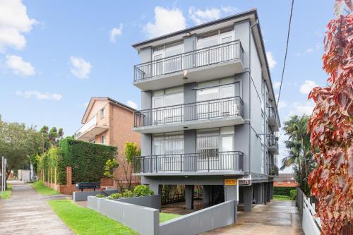Bright 2-Bed Flat with Balcony in Vaucluse in Watsons Bay Bright 2-Bed Flat with Balcony in Vaucluse in Watsons Bay