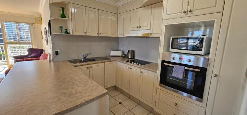 Broadbeach Holiday Apartments in Broadbeach Broadbeach Holiday Apartments in Broadbeach