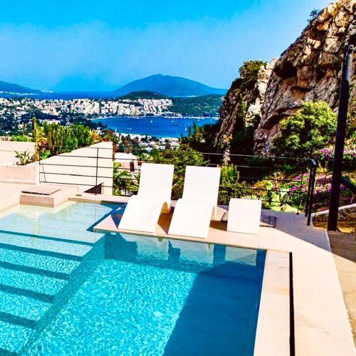 Mansion with sea and rocks view, housekeeper, breakfast