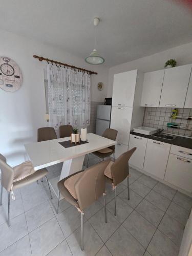 6 M, 50 m do plaže (6 M, 50 m do plaze) in Rab 6 M, 50 m do plaže (6 M, 50 m do plaze) in Rab