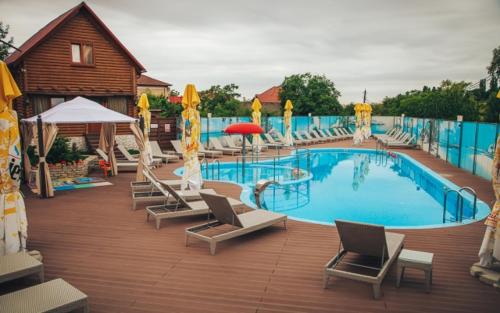 สระว่ายน้ำ, Poiana Bradului Complex Hotelier & Restaurant in ซิวกานา สระว่ายน้ำ, Poiana Bradului Complex Hotelier & Restaurant in ซิวกานา