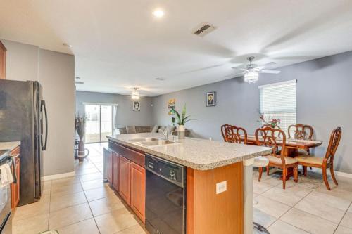 Kitchen, Relax with Pool - Beaches - Local Fun in Sun City Center (FL) Kitchen, Relax with Pool - Beaches - Local Fun in Sun City Center (FL)