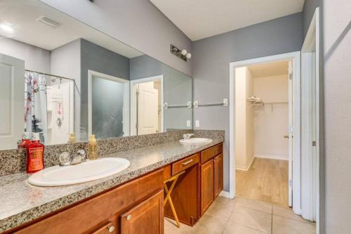 Bathroom, Relax with Pool - Beaches - Local Fun in Sun City Center (FL) Bathroom, Relax with Pool - Beaches - Local Fun in Sun City Center (FL)