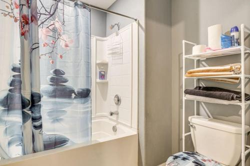 Bathroom, Relax with Pool - Beaches - Local Fun in Sun City Center (FL) Bathroom, Relax with Pool - Beaches - Local Fun in Sun City Center (FL)