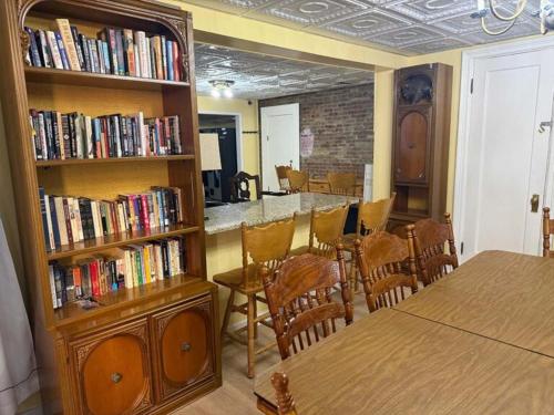 Buffalo Guesthouse near Forest Lawn Buffalo Guesthouse near Forest Lawn