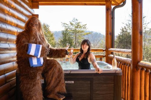 온수 욕조, Sasquatch Splash Premier Private Pool Cabin with Hot Tub, Mtn Views, Arcade Games, Excellent Locatio in 기타 온수 욕조, Sasquatch Splash Premier Private Pool Cabin with Hot Tub, Mtn Views, Arcade Games, Excellent Locatio in 기타