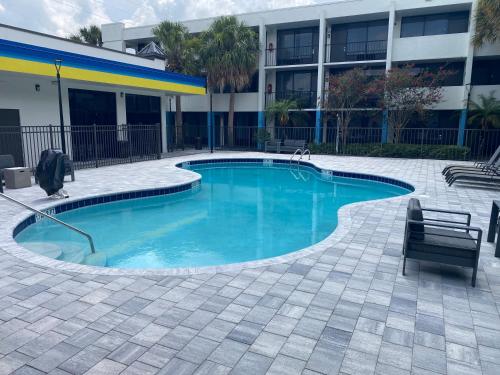 Swimming pool, Days Inn & Suites by Wyndham Orlando Airport near Orlando Watersports Complex Swimming pool, Days Inn & Suites by Wyndham Orlando Airport near Orlando Watersports Complex