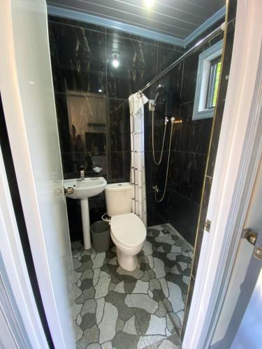 シャワー, 8-Door Room Apartment with Kitchenette and Air-Conditioned Individual Room in ティガット シャワー, 8-Door Room Apartment with Kitchenette and Air-Conditioned Individual Room in ティガット