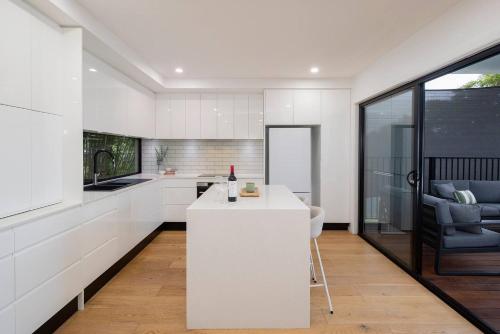 Konyha, Sienna Cove - Elegant Retreat near Merewether Beach in Merewether Konyha, Sienna Cove - Elegant Retreat near Merewether Beach in Merewether