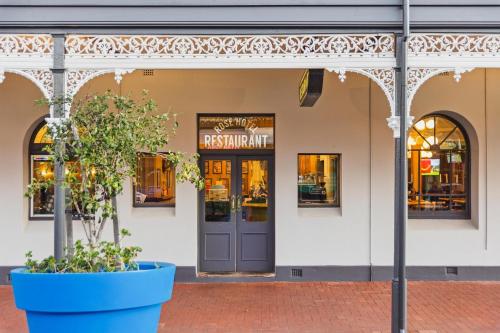 Pintu masuk, The Rose Hotel & Motel in Bunbury Pintu masuk, The Rose Hotel & Motel in Bunbury
