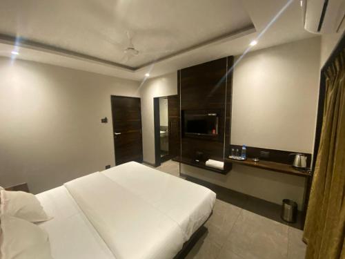 Hotel Holiday Plus in Mahabaleshwar Hotel Holiday Plus in Mahabaleshwar