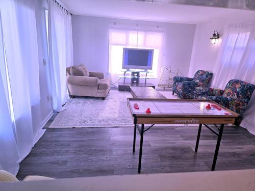 Cozy Ocean Breeze Retreat in Groton (CT) Cozy Ocean Breeze Retreat in Groton (CT)