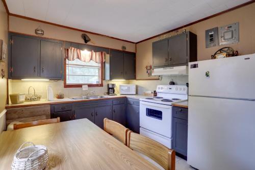 Outdoor Entertainment Areas Greers Ferry Cottage! in Fairfield Bay (AR) Outdoor Entertainment Areas Greers Ferry Cottage! in Fairfield Bay (AR)