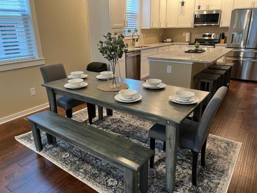 Mins to Downtown & Raceway Rookwood Retreat 2 near Crown Hill Temető Mins to Downtown & Raceway Rookwood Retreat 2 near Crown Hill Temető