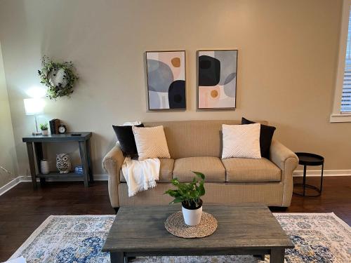 Mins to Downtown & Raceway Rookwood Retreat 2 near Crown Hill Temető Mins to Downtown & Raceway Rookwood Retreat 2 near Crown Hill Temető
