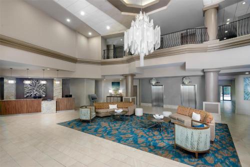 Előcsarnok, DoubleTree by Hilton Hotel West Palm Beach Airport in West Palm Beach (Florida) Előcsarnok, DoubleTree by Hilton Hotel West Palm Beach Airport in West Palm Beach (Florida)