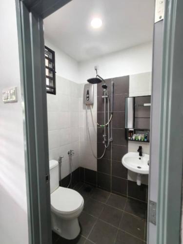 Bathroom, Little LN Homestay KLIA (Rumah Teres 3 Bedroom) in Kuala Lumpur Bathroom, Little LN Homestay KLIA (Rumah Teres 3 Bedroom) in Kuala Lumpur
