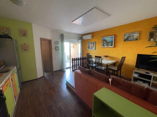 Vendégszoba, Classic and Modern Umag Apartment with Terrace and BBQ - Two Bedroom Apartment with Terrace in Zambratija Vendégszoba, Classic and Modern Umag Apartment with Terrace and BBQ - Two Bedroom Apartment with Terrace in Zambratija