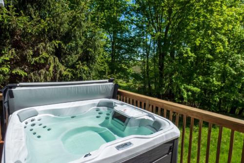 Hot tub, Lakefront Kenoza Cottage in Kenoza Lake Hot tub, Lakefront Kenoza Cottage in Kenoza Lake