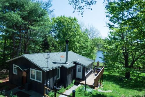 Exterior view, Lakefront Kenoza Cottage in Kenoza Lake Exterior view, Lakefront Kenoza Cottage in Kenoza Lake