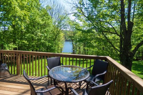 Balcony/terrace, Lakefront Kenoza Cottage in Kenoza Lake Balcony/terrace, Lakefront Kenoza Cottage in Kenoza Lake