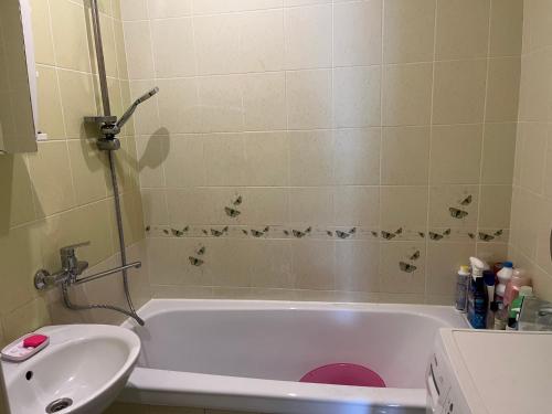 Butas prie tvenkinio in 瓦雷納 Butas prie tvenkinio in 瓦雷納