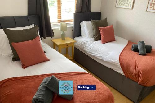 Modern 2-Bedroom Flat By Escape & Estates Short Lets & Serviced Accommodation Oldbury With Free Park in Oldbury Modern 2-Bedroom Flat By Escape & Estates Short Lets & Serviced Accommodation Oldbury With Free Park in Oldbury